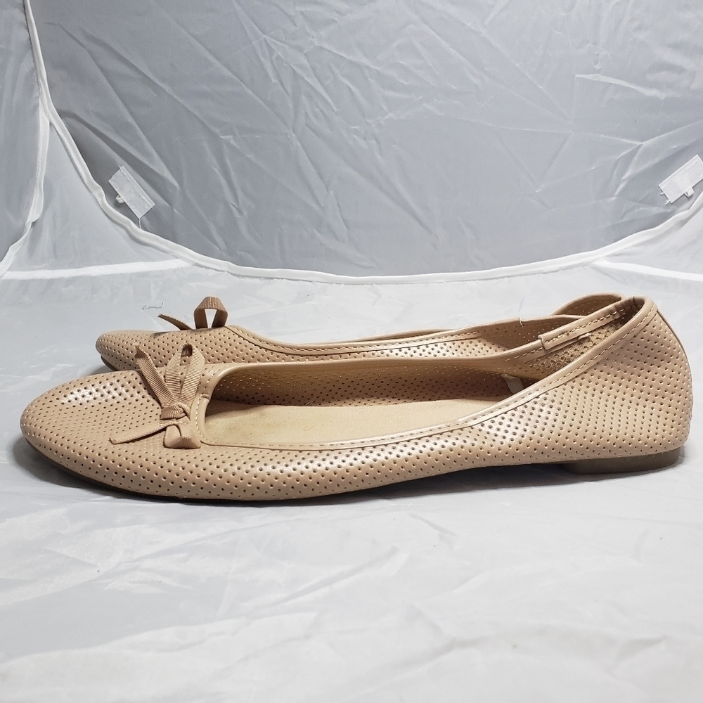SO Tan Cream Lazer Cut Dots Circles Flats Slip On Shoes Bow Women's 9.5 Cute EUC - Picture 7 of 11